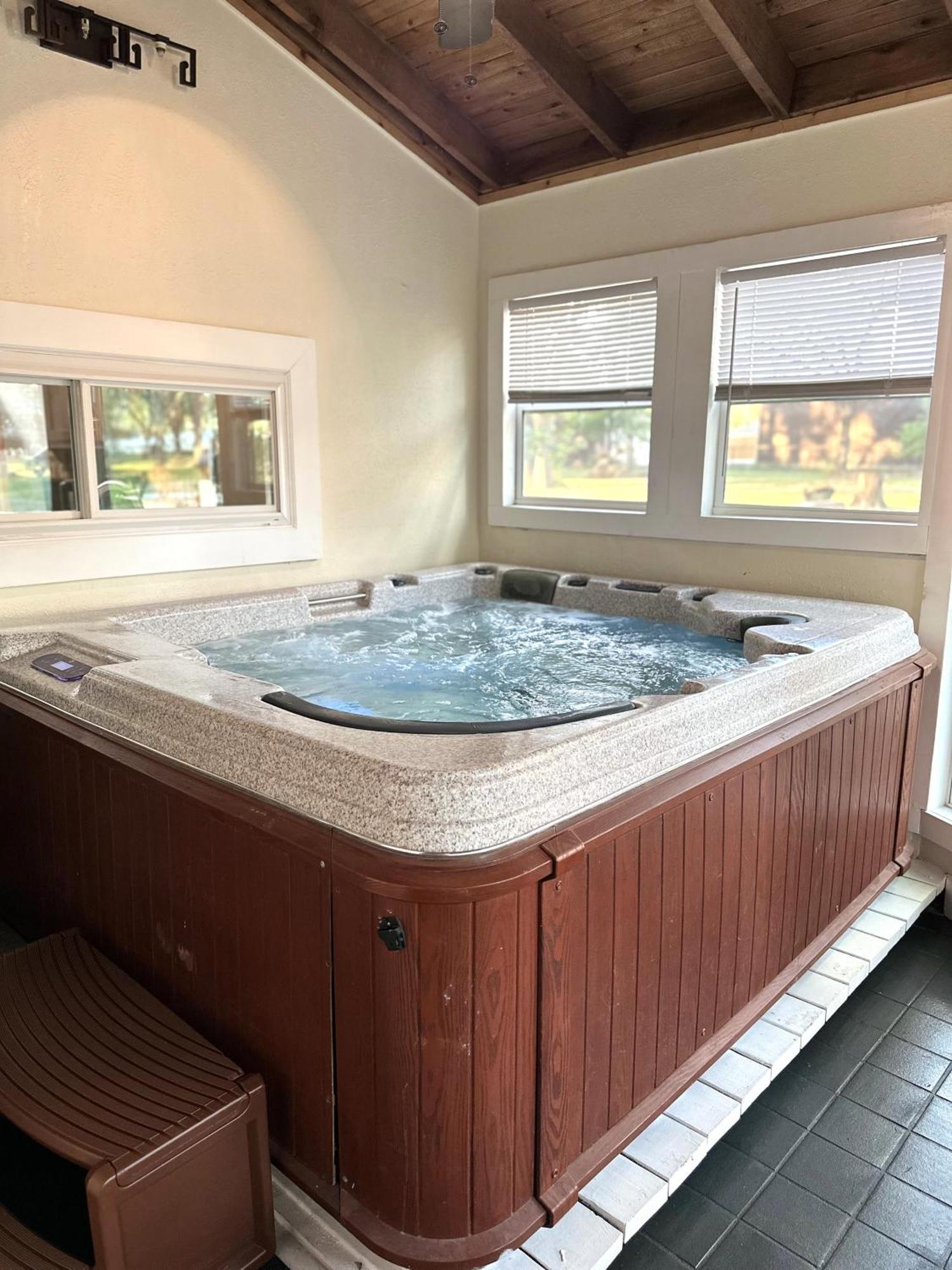 Stunning 4 Acre Retreat With Hot Tub, Sauna And Pool Tomball Exterior photo