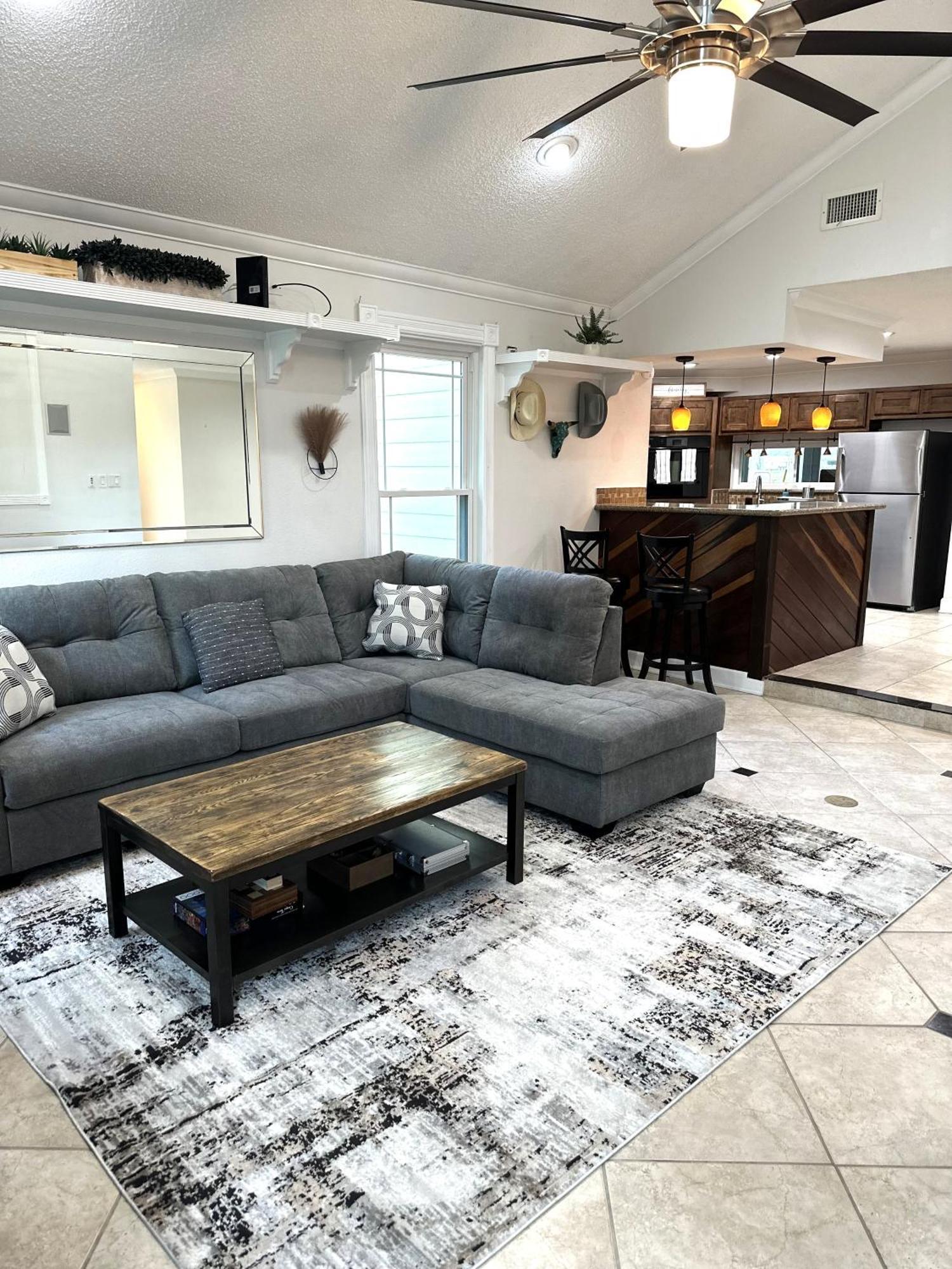 Stunning 4 Acre Retreat With Hot Tub, Sauna And Pool Tomball Exterior photo
